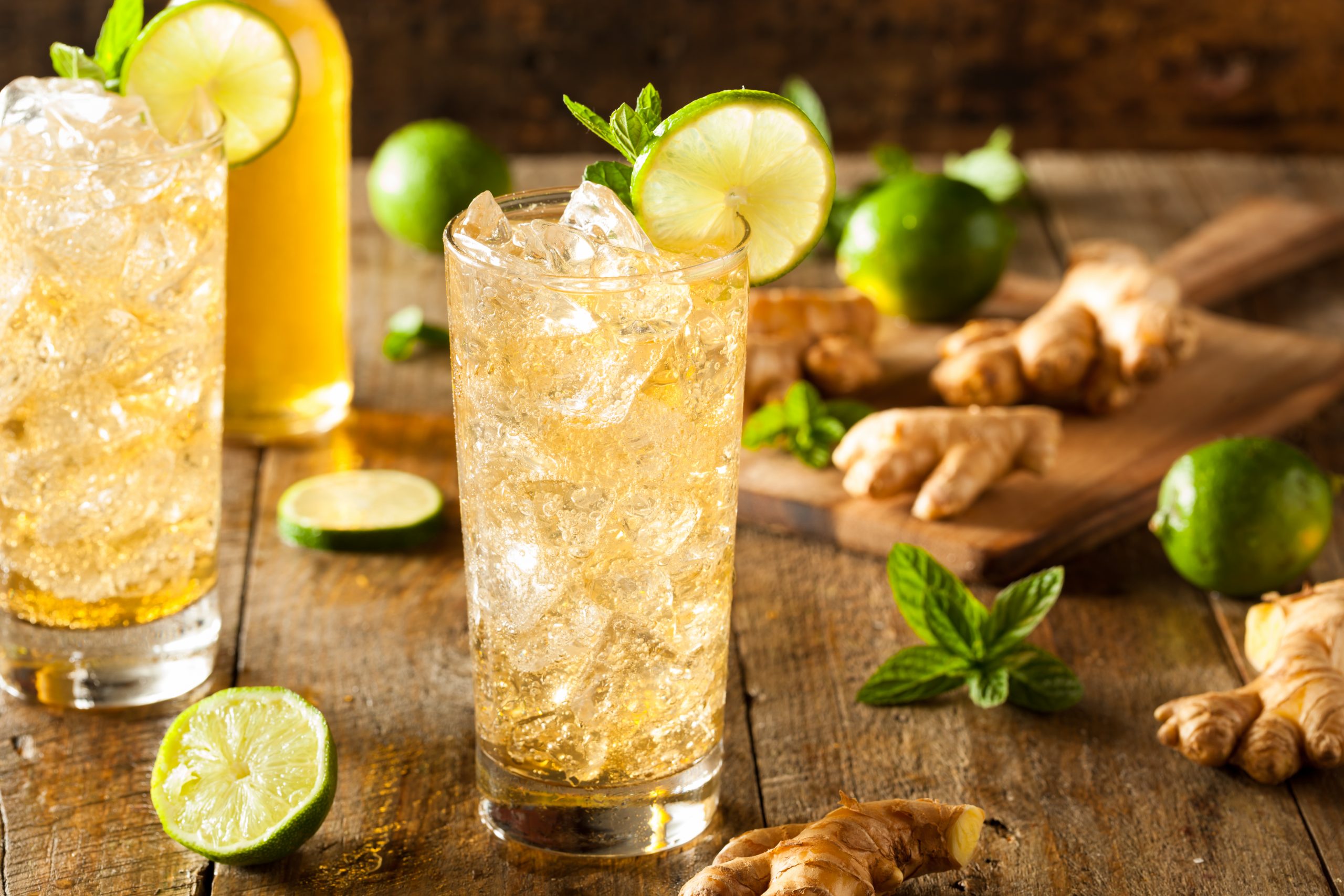 Refreshing,Golden,Ginger,Beer,With,Lime,And,Mint