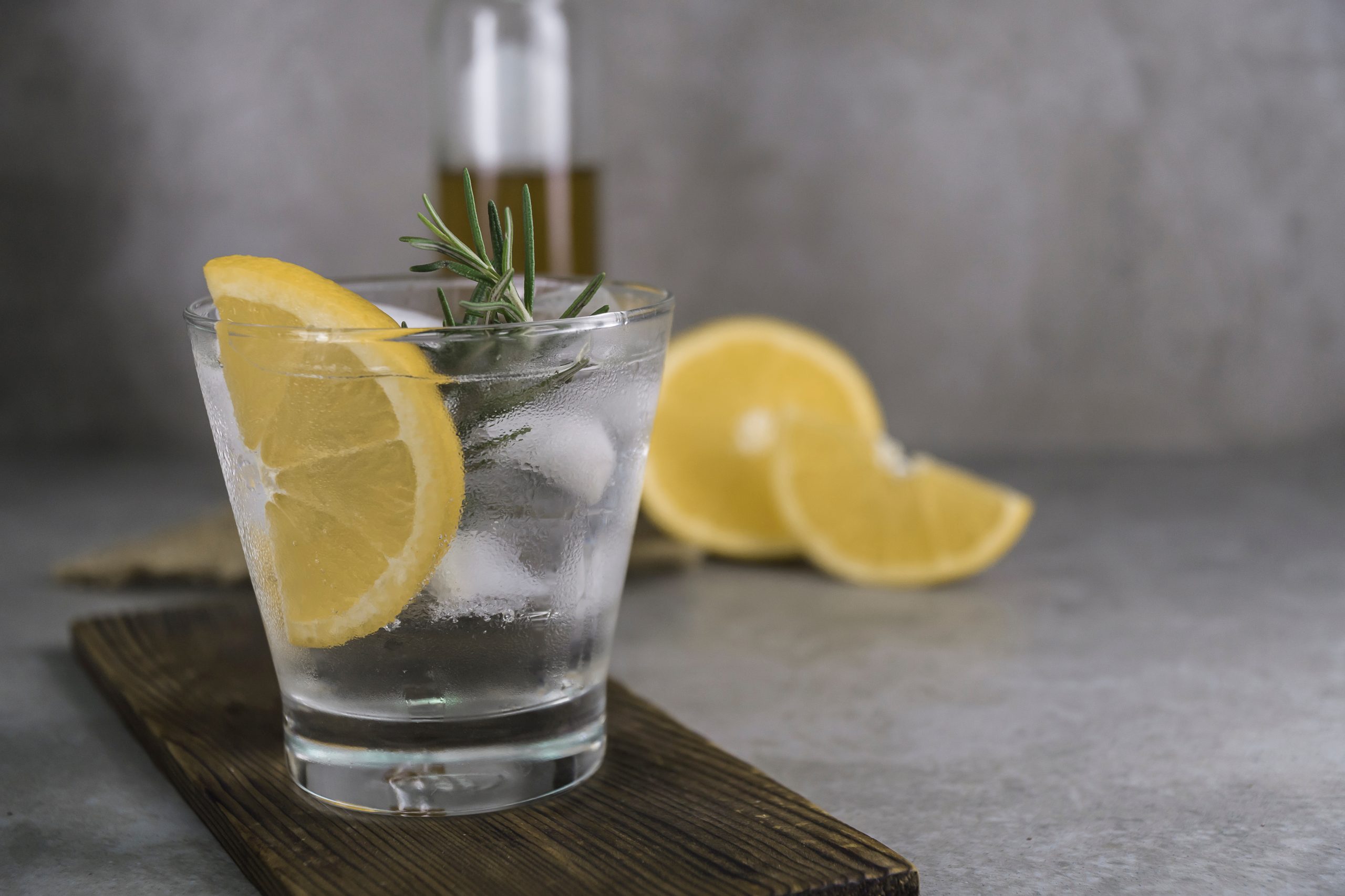 Alcoholic,Drink,Gin,Tonic,Cocktail,With,Lemon,,Rosemary,And,Ice